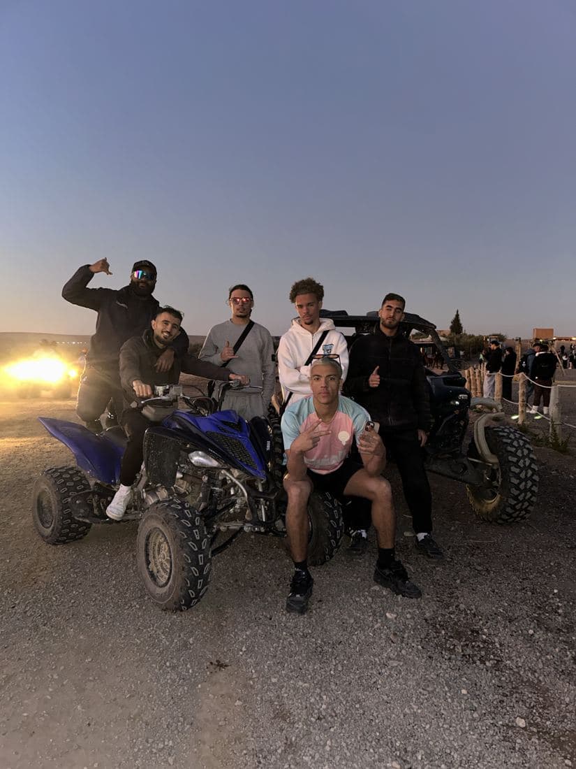 Groupe d'amis en excursion au coucher du soleil
